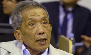L'ancien khmer rouge, Kaing Guek Eav, alias Douch, lors de son procès à Phnom Penh (Cambodge), le 3 février 2012.