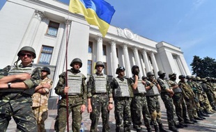 Militaires et volontaires montent la garde devant le parlement ukrainien, le 3 juillet 2014 à Kiev