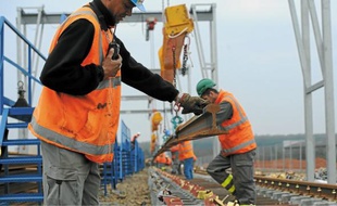 La pose des rails progresse au rythme de 600 m de voies nouvelles chaque jour.