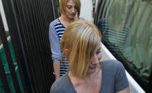 Sally Faulkner, une Australienne accusée de tentative d'enlèvement de ses deux enfants nés d'un père libanais suivie par la présentatrice de la télévision australienne Tara Brown, à la sortie de la prison à Beyrouth, le 20 avril 2016