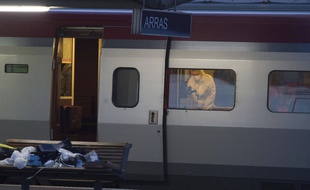 Des policiers à l'intérieur du Thalys, le 21 août 2015.