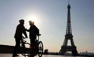 Deux cyclistes devant la Tour Eiffel, lors de la journée sans voiture à Paris, le 27 septembre 2015