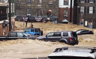La rue principale d'Ellicott City dans le Maryland est sous les eaux.