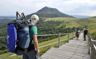La Chaîne des Puys, ensemble unique en Europe de 80 volcans éteints en Auvergne, attire chaque été des milliers de randonneurs et adeptes du tourisme volcanique, intrigués par cette alternative aux sentiers de montagne.