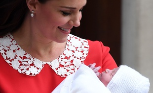 Kate Middleton et son troisième enfant le 23 avril 2018 devant la maternité du St Mary's Hospital à Londres.