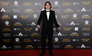 Luka Modric sur tapis rouge avant l'annonce du résultat final