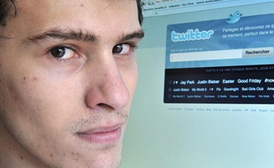 François C., alias Hacker Croll, le pirate informatique français qui a, entre autres, hacké le compte Twitter de Barack Obama, pose chez lui, à Beaumont, dans le Puy-de-Dôme, le 25 mars 2010.
