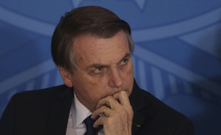 Le président brésilien Jair Bolsonaro a retiré deux décrets controversés sur la libéralisation des armes à feu.