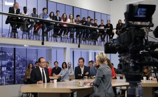 Le président François Hollande (g) interrogé par Maitena Biraben dans l'émission Le Supplément sur Canal +, le 19 avril 2015 à Paris