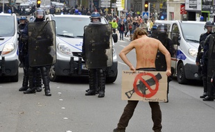 Plus d'un millier de personnes ont commencé à se mesurer aux forces de l'ordre lors d'un défilé non autorisé contre les «violences policières et judiciaires», le 22 novembre 2014 à Nantes.