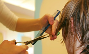 Dans un salon de coiffure en 2005 (illustration)