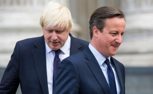 Le maire de Londres Boris Johnson (en arrière-plan derrière) et David Cameron, Premier ministre britannique.