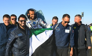Hazza Al Mansouri lors de son retour sur terre le 3 octobre 2019 dans les steppes du Kazakhstan.