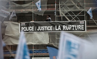 7.500 policiers ont manifesté sous les fenêtres du ministère de la justice à Paris le 14 octobre 2015.