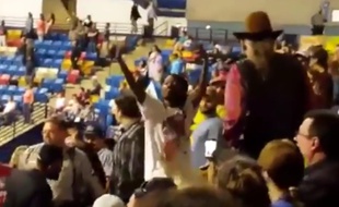 Capture d'écran d'un meeting de Donald Trump, le 9 mars 2016, où un manifestant noir a été agressé.
