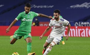 Ici face à Léo Dubois lors du derby aller en novembre, Denis Bouanga fait partie des huit joueurs actuellement touchés par le Covid-19.