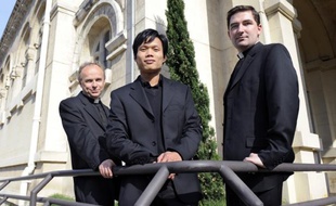 Le groupe musical Les Prêtres, composé de deux prêtres, Jean-Michel Bardet, Charles Troesch, et d'un séminariste Joseph Dinh Nguyen Nguyen pose le 07 mai 2010 sur le parvis de à l'église du Sacré Cœur de Marseille.