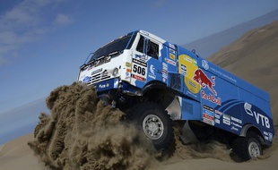 Une équipage russe de Kamaz passe une dune lors d'une étape entre Iquique et Antofagasta, lors du Dakar 2014.