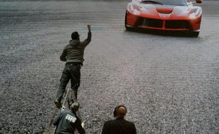 Un écran géant montrant une Ferrari lors du salon international de l'automobile de Genève le 3 mars 2015