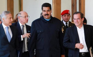 Photo de la présidence vénézuélienne montrant le président Nicolas Maduro entouré entre autres des chefs de la diplomatie chilienne et argentine, à Caracas, le 7 avril 2014