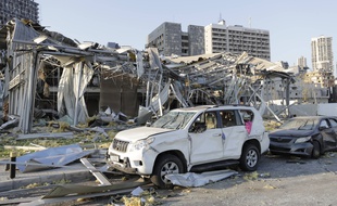 Des constructions en ruine après les deux explosions à Beyrouth, mpardi 4 août 2020.