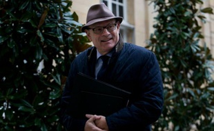 Le secrétaire d'Etat aux Relations avec le Parlement Jean-Marie Le Guen, à son arrivée à l'Hôtel Matignon à Paris le 18 février 2016