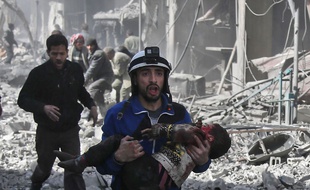Près de 80 civils ont été tués le 19 février 2018 dans les bombardements sur un fief rebelle en Syrie.
