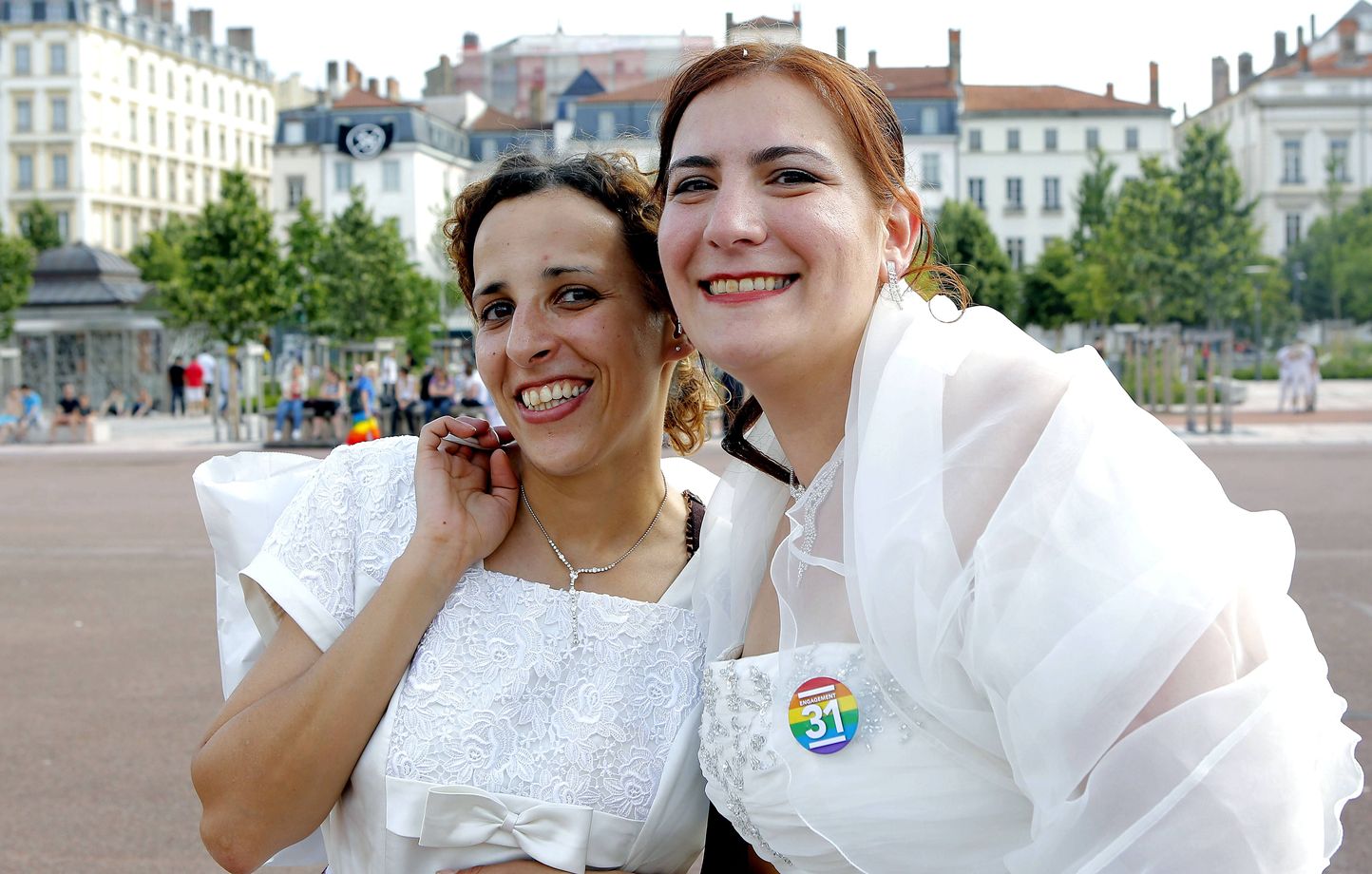 Un couple lesbien en robe de mariées lors de la Marche des fiertés de Lyon en 2013. (archives)