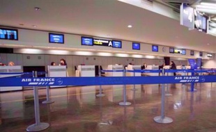 Le trafic aérien était toujours très perturbé lundi en milieu de matinée à l'aéroport de Roissy au dernier jour de grève des pilotes, les nombreuses annulations de vols Air France provoquant l'impatience de certains passagers qui jugent ce mouvement "incompréhensible".
