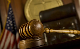 Une cour de justice américaine.