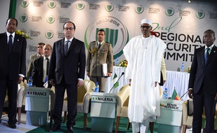 François Hollande et le président du Nigeria Muhammadu Buhari, entourés des présidents camerounais Paul Biya et béninois Patrice Talon, à Abuja le 14 mai 2016.