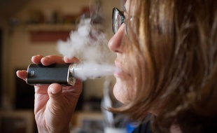 Des chercheurs britanniques viennent de démontrer que vapoter est moins dangereux pour la santé que de fumer du tabac.