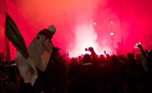 Les supporters algériens fêtent leur qualification pour la Coupe du monde à Paris le 19 novembre 2013.