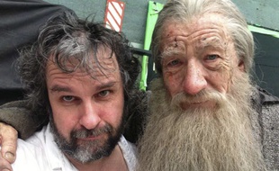 Ian McKellen (à dr.) pose dans son costume de Gandalf avec Peter Jackson pendant le tournage du «Hobbit», le 26 juillet 2013.