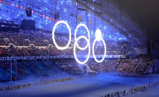 Les quatre anneaux olympiques et le flocon, lors de la cérémonie d'ouverture de Sotchi, le 7 février 2014.