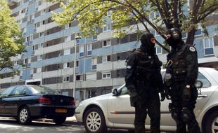 Un forcené était retranché mercredi matin au domicile de sa mère au Plessis-Robinson (Hauts-de-Seine) et menace de mettre le feu à l'appartement situé dans un immeuble de quatre étages, selon une source policière.
