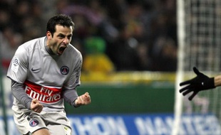 Ludovic Giuly tout heureux après son but à Nantes, le 7 février 2009.