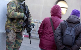 Un soldat belge assure la sécurité dans les rues d'Anvers en Belgique, le 17 janvier 2015.