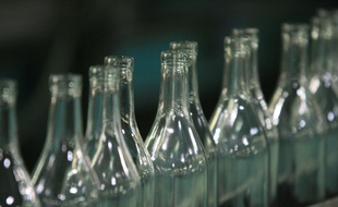 Ecologie. Industrie. Environnement. Recyclage.
Chaine de production indutrielle de verre recycle. File de bouteilles en verre vides.