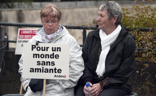 Deux manifestantes, le 30 avril 2015 devant le tribunal de grande instance de Rennes où comparait un entrepreneur poursuivi pour avoir entreposé des déchets d'amiante dans une dizaine de sites clandestins