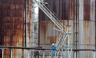 Un responsable de Total a jugé lundi que les offres de reprise de la raffinerie Petroplus de Petit-Couronne, en Seine-Maritime, n'étaient pas "extrêmement sérieuses" et que les deux candidats, APG et NetOil, étaient inconnus dans le secteur, ajoutant aux doutes qui pèsent sur ces sociétés.