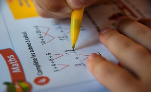 Un élève en train de faire un exercice de maths.