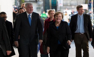 La chancelière allemande Angela Merkel a trouvé un accord mercredi avec le parti social démocrate (SPD) pour un gouvernement commun, deux mois après sa victoire sans majorité absolue aux législatives, ont indiqué à l'AFP des sources proches des négociations.
