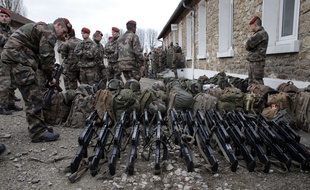 Des soldats se préparent aux missions de surveillance du territoire, au camp de Satory à Versailles, le 13 janvier 2015.