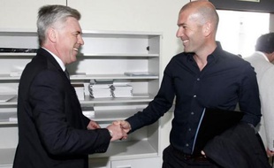 Carlo Ancelotti et Zinedine Zidane sur un capture d'écran du Real Madrid