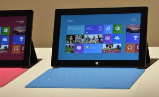 Microsoft joue une partie de son recentrage sur le mobile avec sa première tablette informatique, la Surface, commercialisée depuis vendredi mais au sort incertain vu l'embouteillage actuel sur ce marché, où même Apple ne peut plus ignorer la concurrence.