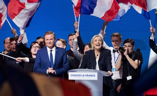 Nicolas Dupont-Aignan et Marine Le pen lors du meeting de Villepinte.