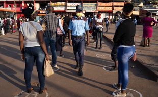 La population respecte la distanciation sociale dans une station de bus, le 4 mai 2020, à Kigali.