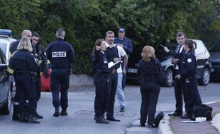 La police enquête sur les lieux de la fusillade à Nice le 6 mai 2014 durant laquelle Hélène Pastor, soeur de l'ancien homme d'affaires monégasque Michel Pastor, a été grièvement blessée par balles