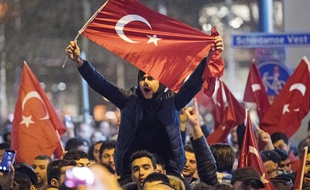 Dans la nuit du 11 au 12 avril des manifestants se sont réunis à Rotterdam (Pays-Bas) pour s'indigner de l'expulsion de la ministre turque de la Famille.